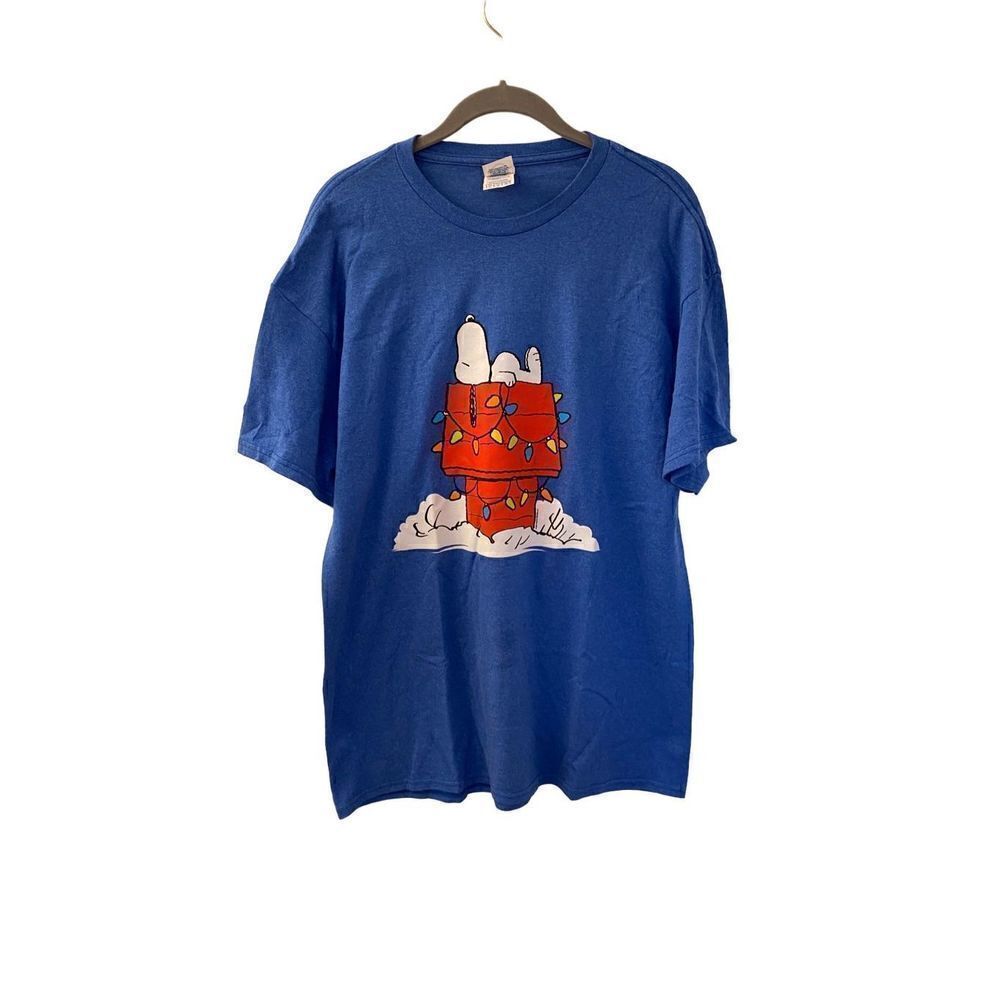 Delta men’s, or women’s Snoopy/Peanuts Christmas T-shirt size large ￼